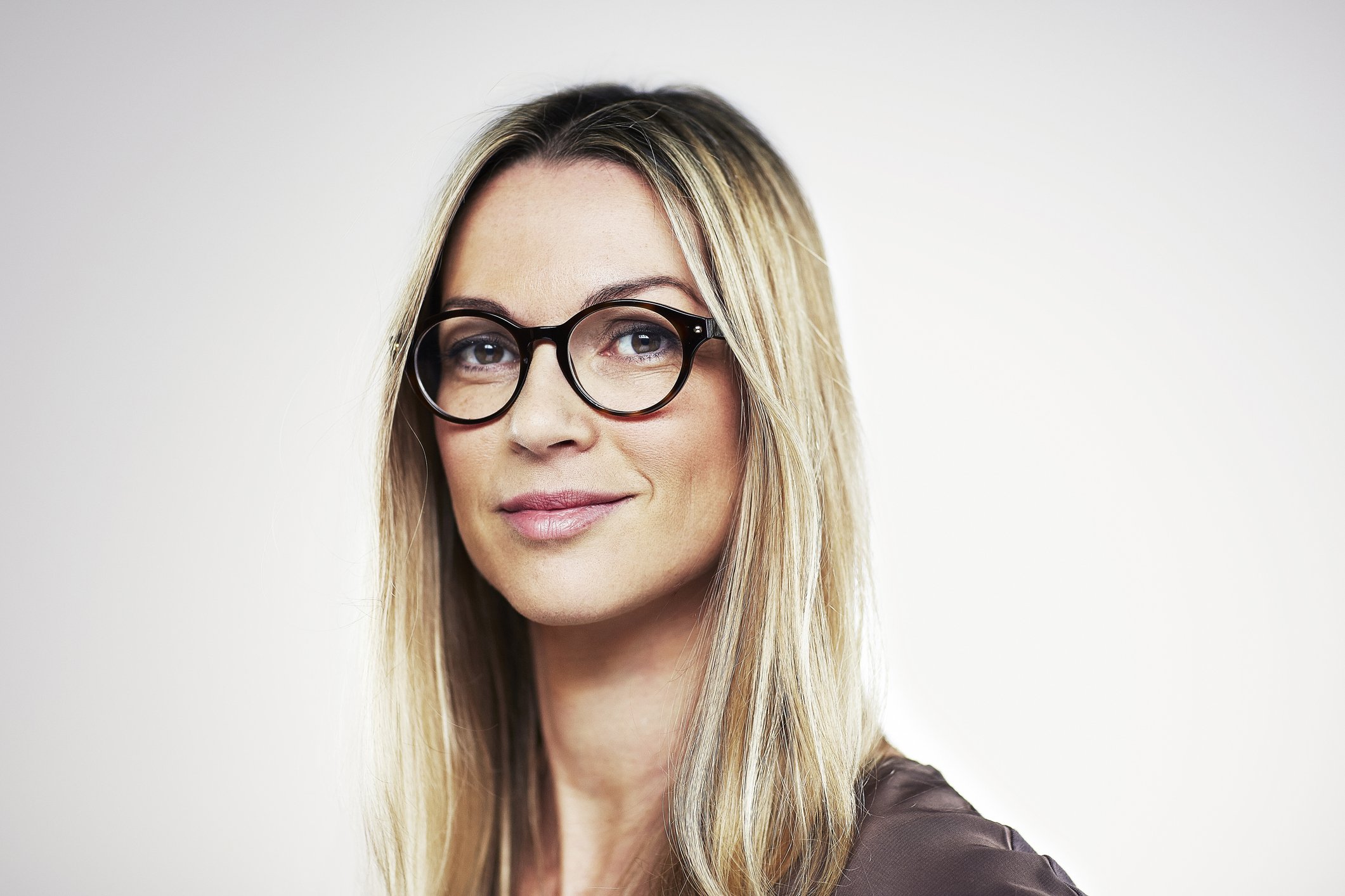 Une femme portant une magnifique paire de lunettes. | Photo : Getty Images