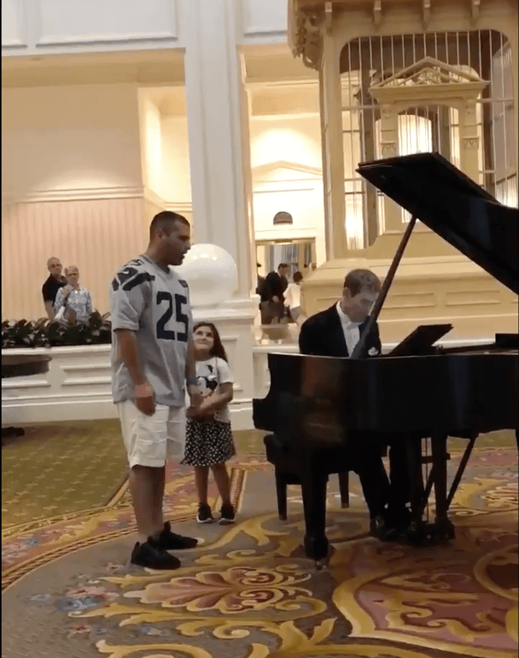 Justin Gigliello serenading his daughter Lyla with "Ave Maria". | Source: Twitter/JGigliello