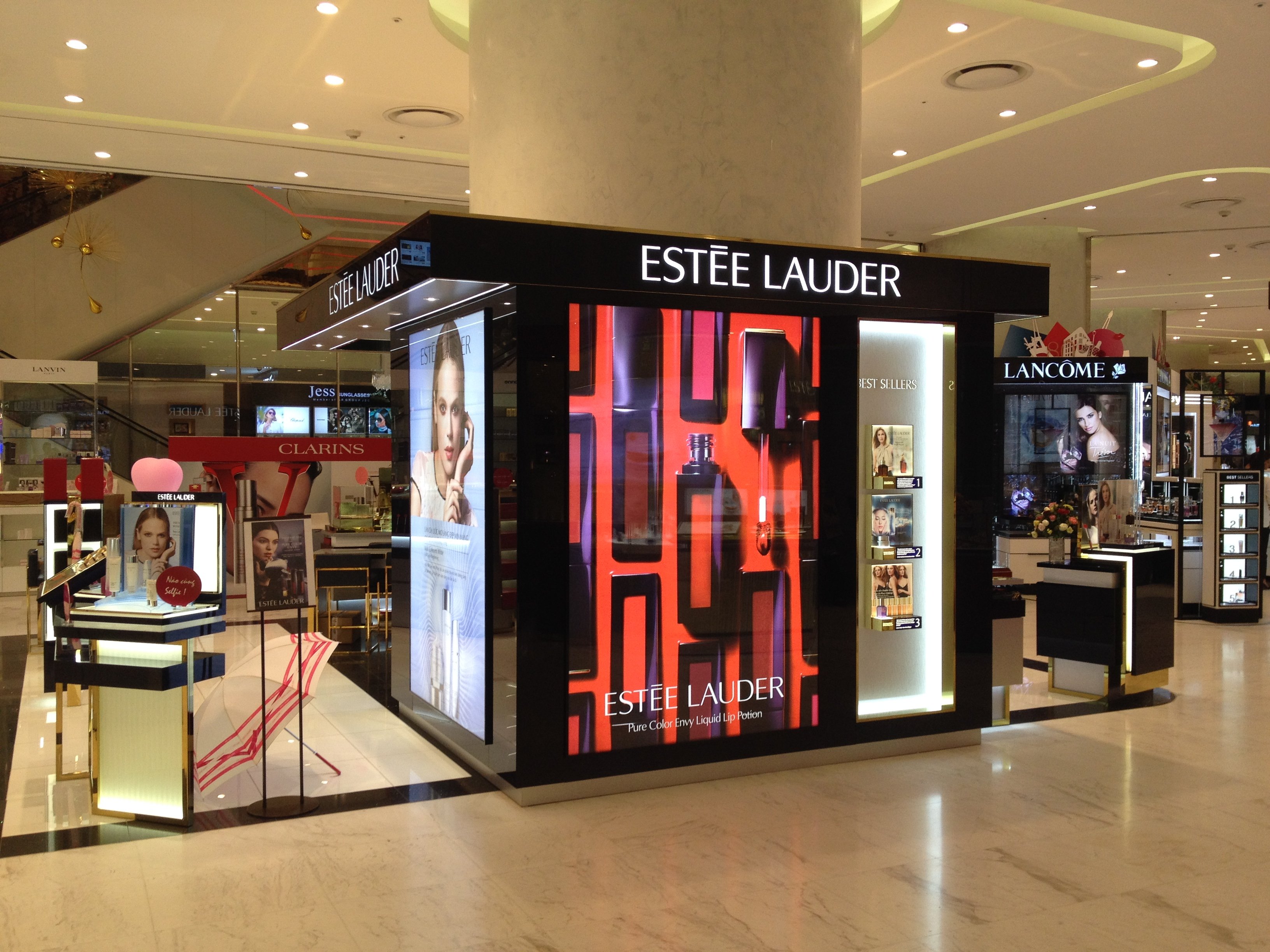 Mostrador de cosméticos Estee Lauder. | Imagen: Wikimedia Commons Mostrador de cosméticos Estee Lauder. | Imagen: Wikimedia Commons