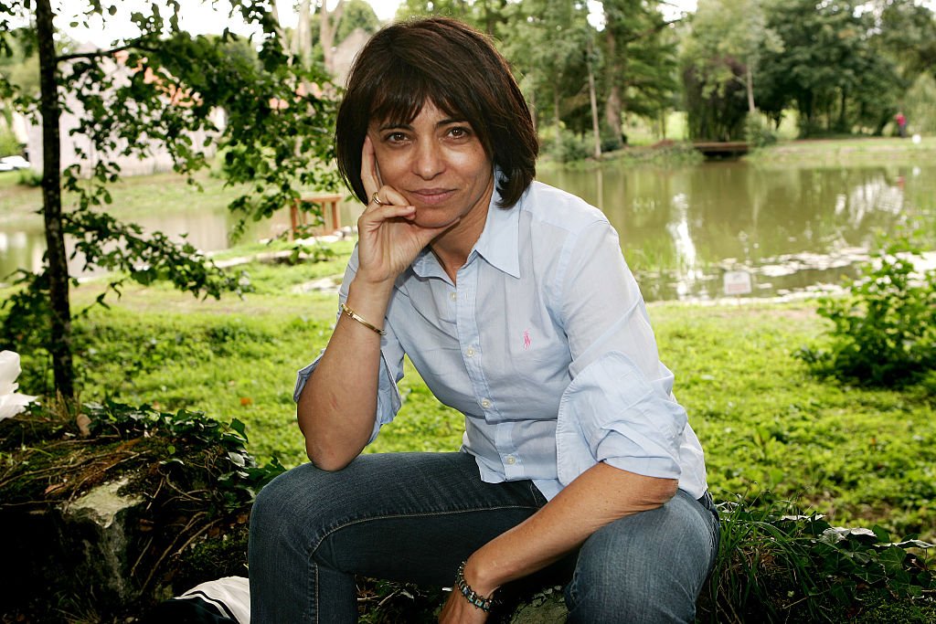 Leslie Bedos à l'exposition "Foret Des Livres", créée et organisée par Gonzague Saint Bris. | Photo : Getty Images Leslie Bedos à l'exposition "Foret Des Livres", créée et organisée par Gonzague Saint Bris. | Photo : Getty Images