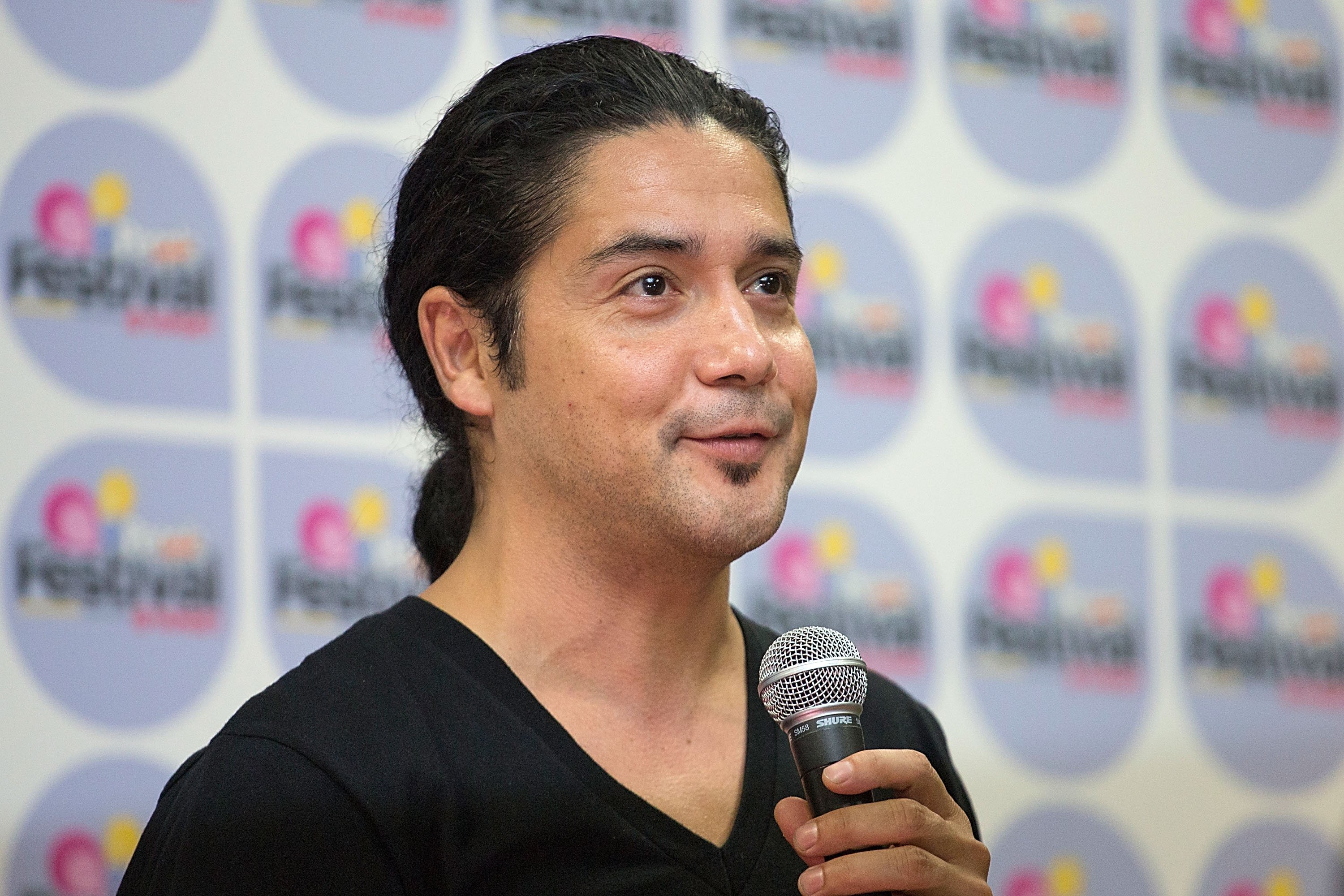 Chris Pérez tras bastidores en el Festival People en Español, presentado por Target en The Alamodome el 1 de septiembre de 2013 en San Antonio, Texas | Foto: Getty Images Chris Pérez tras bastidores en el Festival People en Español, presentado por Target en The Alamodome el 1 de septiembre de 2013 en San Antonio, Texas | Foto: Getty Images