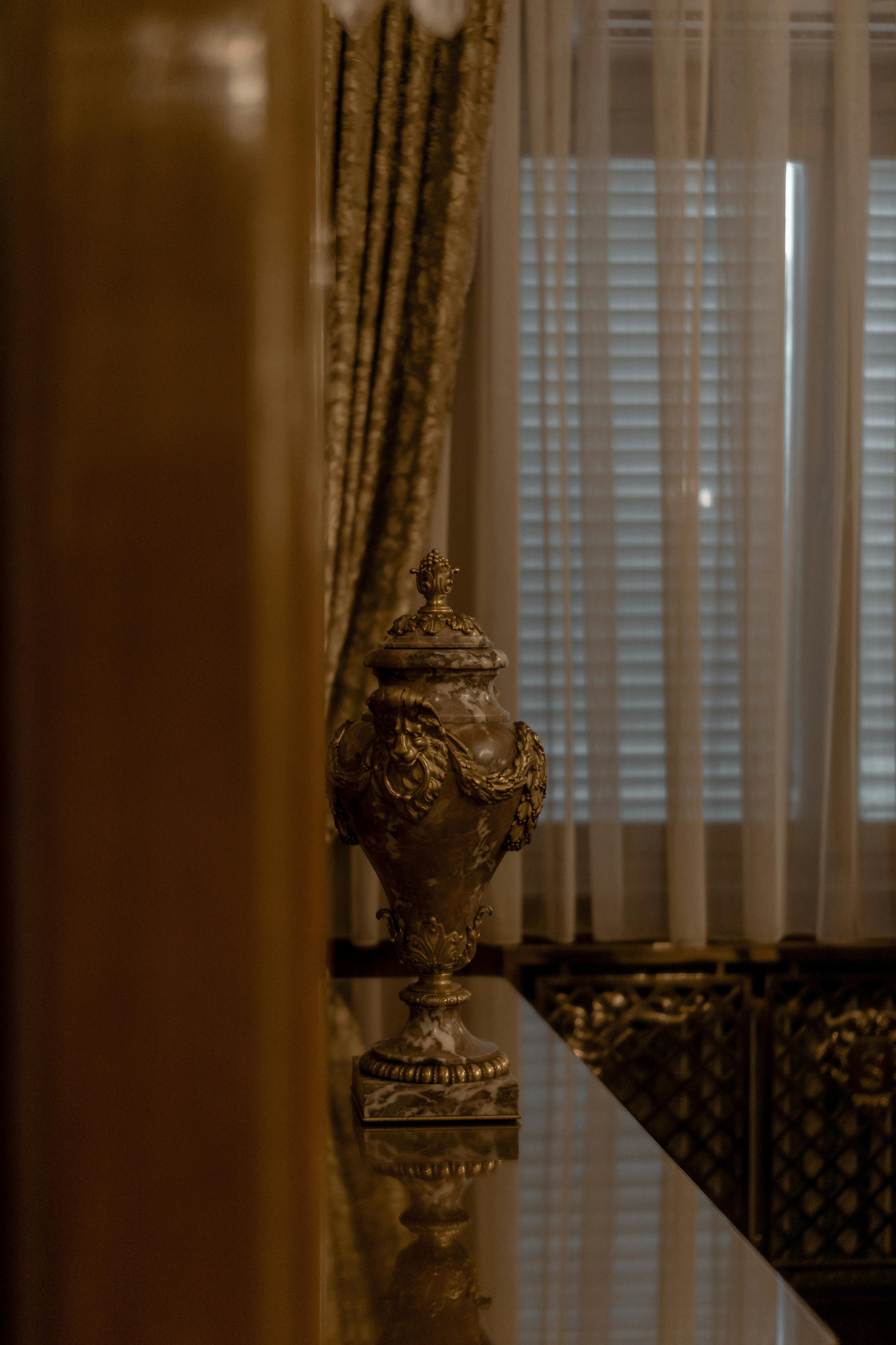 An ornate urn | Source: Pexels