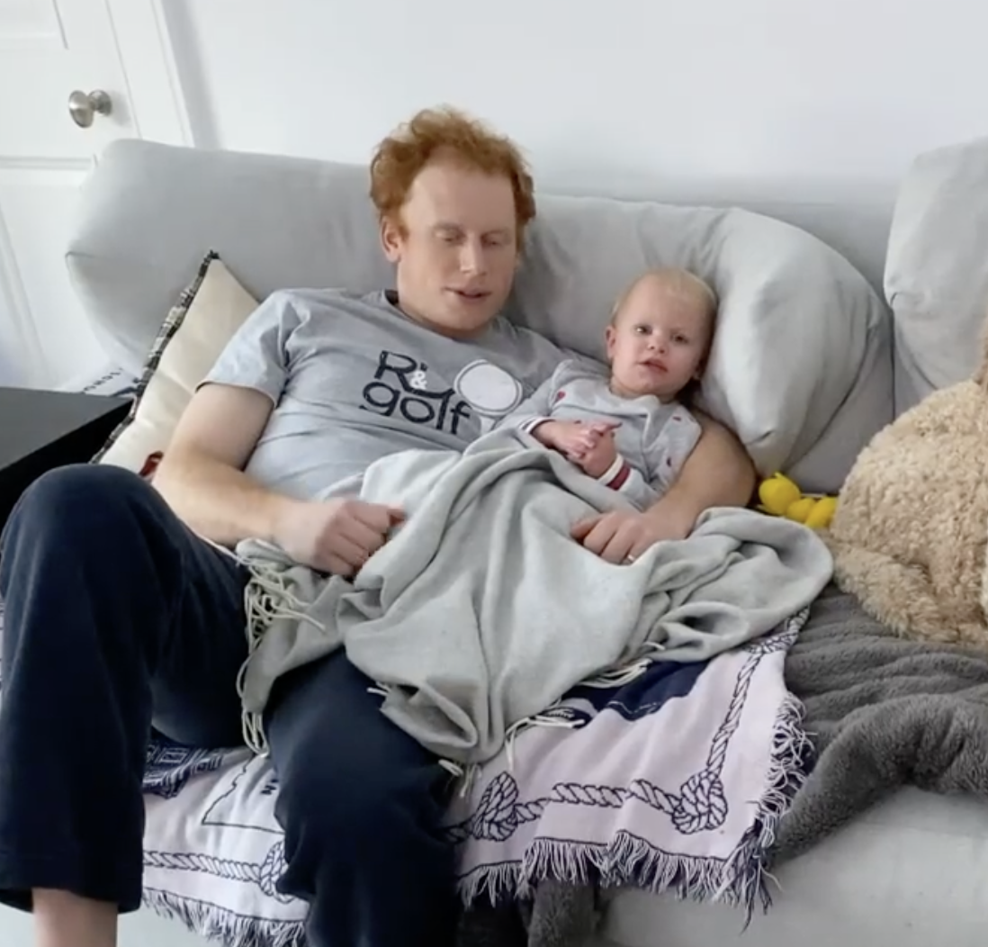 Aspen relaxes on the couch with her dad, dated January 31, 2021 | Source: Instagram/ reedchoward