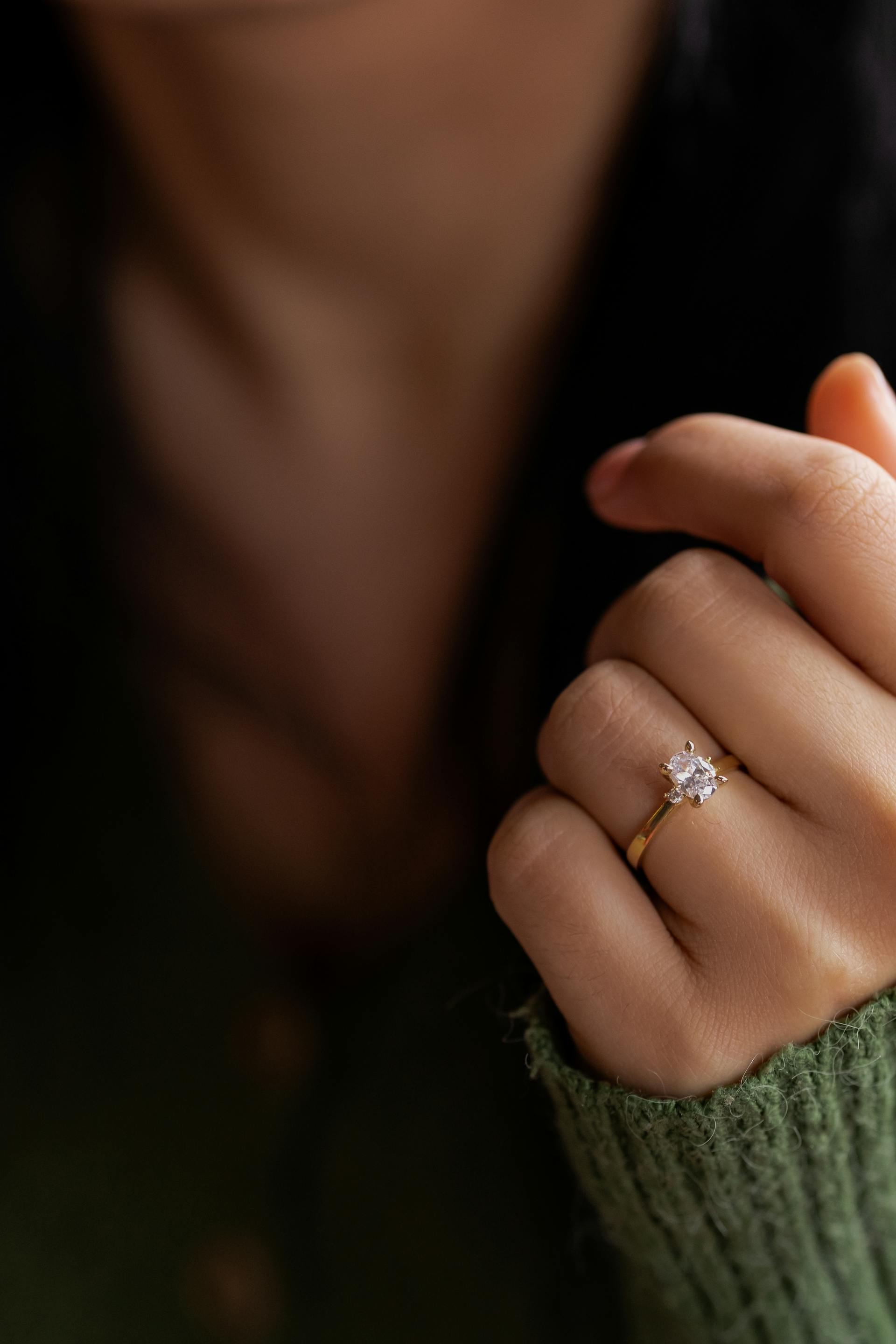Engagement ring on woman's hand | Source: Pexels