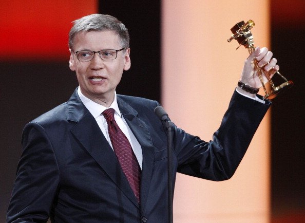 Der deutsche TV-Moderator und Gameshow-Moderator Günther Jauch hält seine Trophäe für den beliebtesten nationalen TV-Entertainer während der Verleihung der Goldenen Kamera 2011 | Quelle: Getty Images