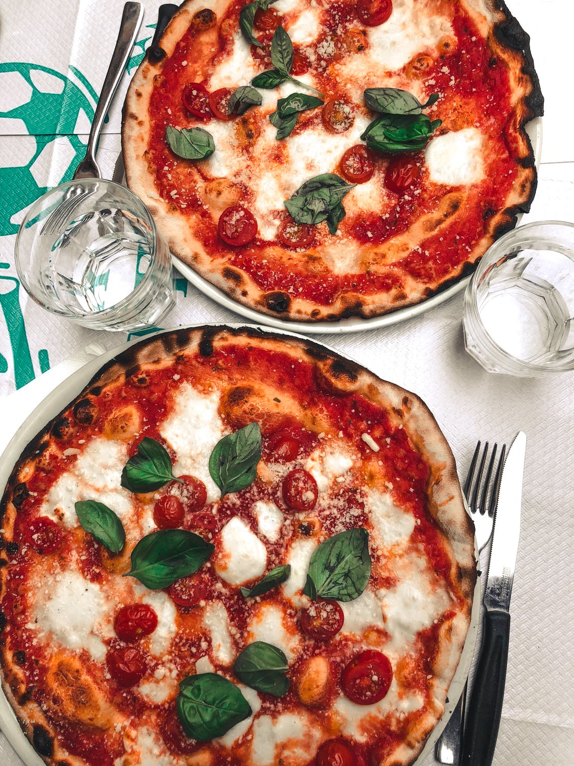 Zwei Peperoni-Pizzen | Quelle: Pexels