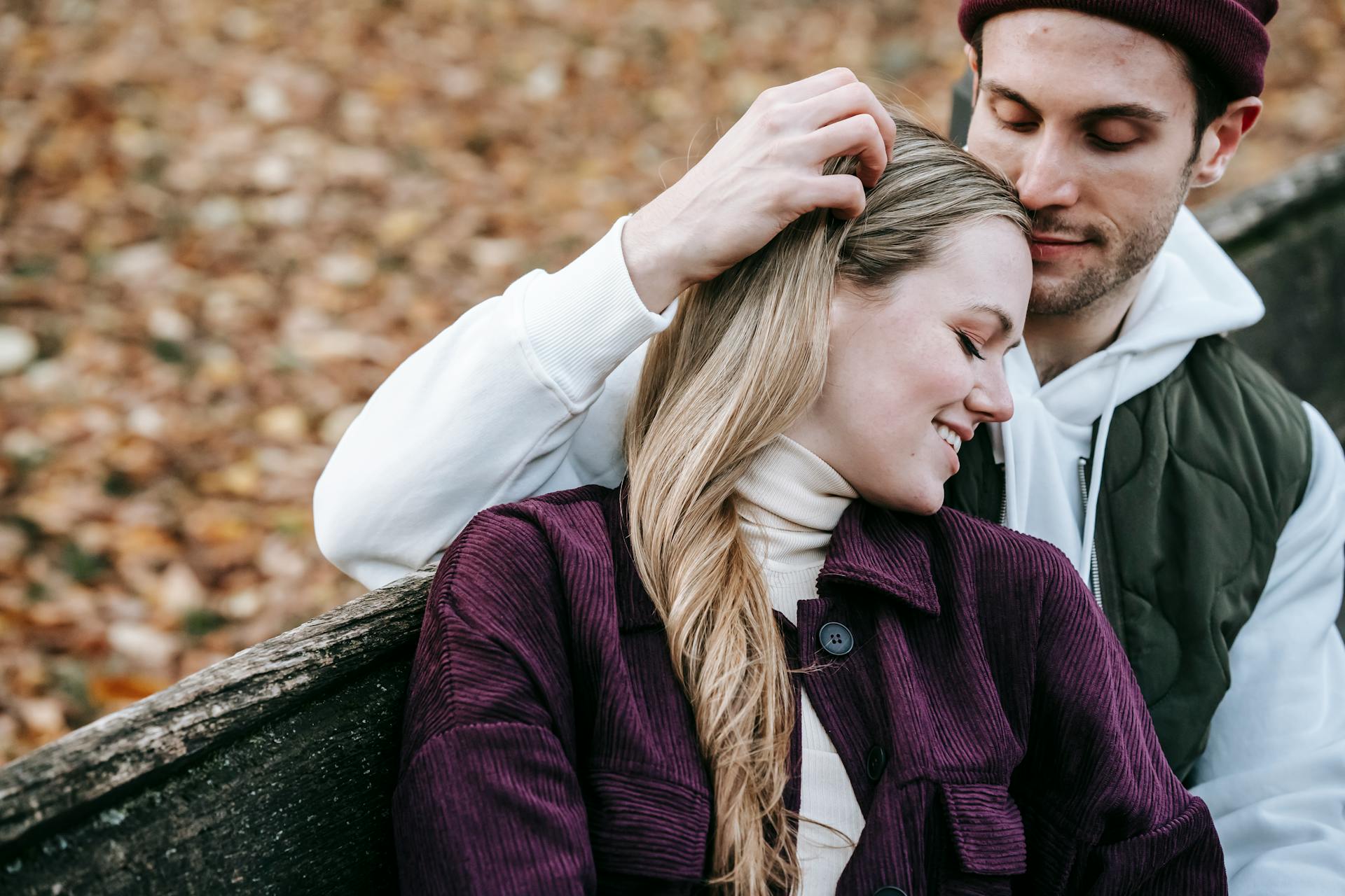 A happy couple relaxing and embracing in a park | Source: Pexels