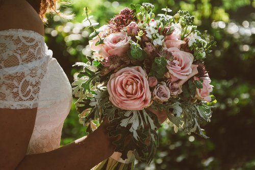 A bride holding a bouquet of flowers. | Source: Shutterstock.