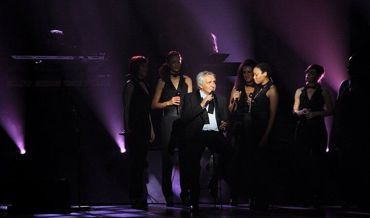 Michel Sardou sur scène. | Photo : GettyImage Michel Sardou sur scène. | Photo : GettyImage