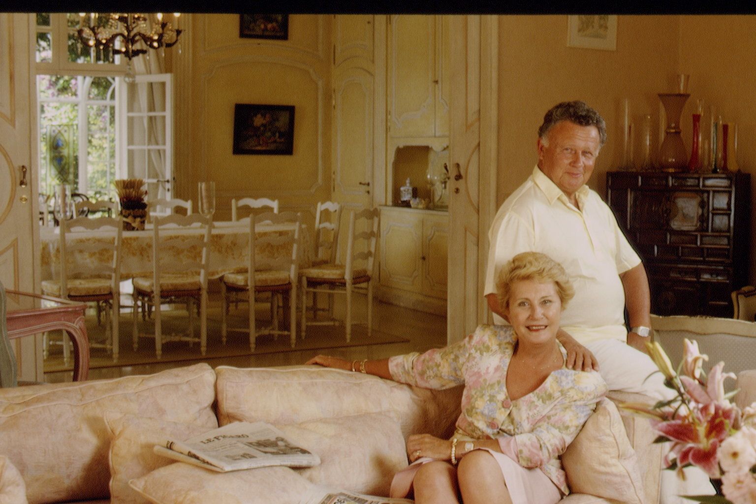Philippe Bouvard et sa femme à Cannes, France. | Photo : Getty Images