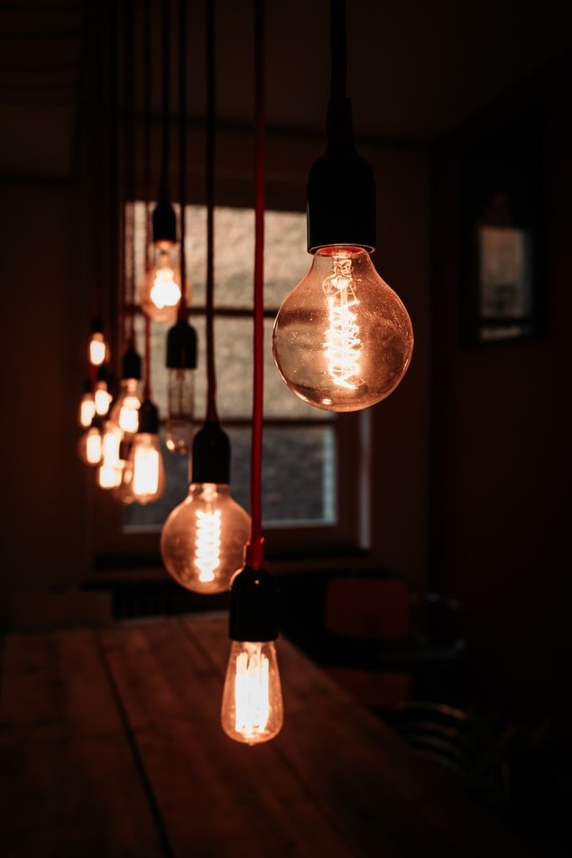 Des ampoules. l Source : Unsplash