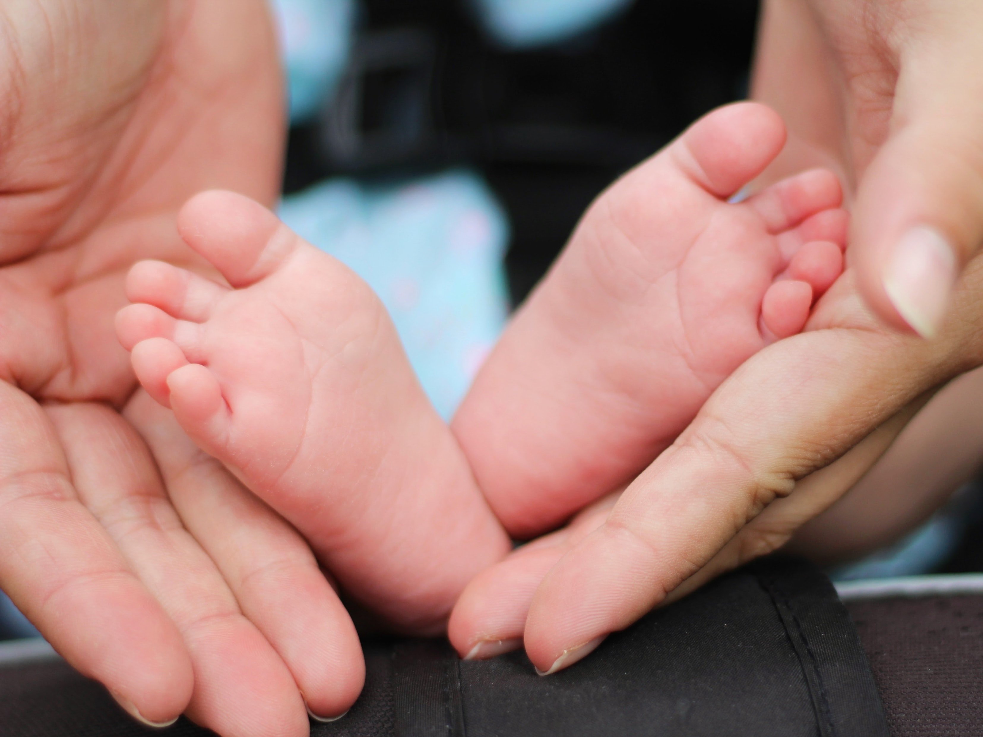 Madre sostiene pies de bebé. | Foto: Unsplah