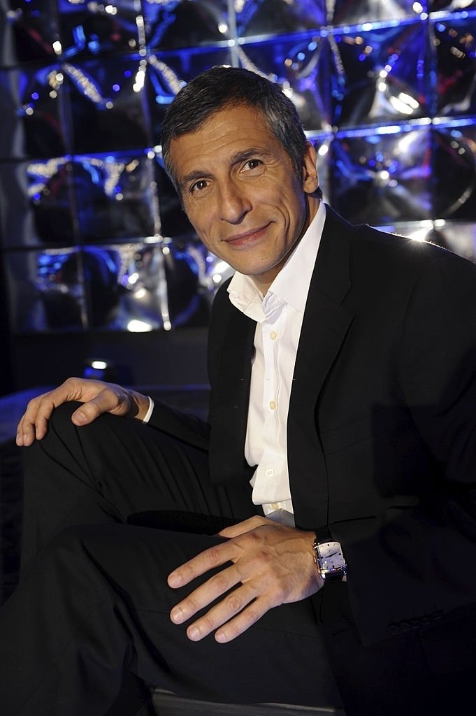 NAGUI assis sur un plateau de télévision de France 2. | Photo : Getty Images