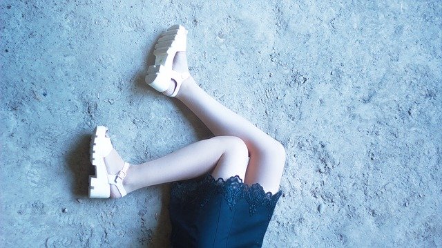 Piernas de una mujer en el piso. | Foto: PIxabay
