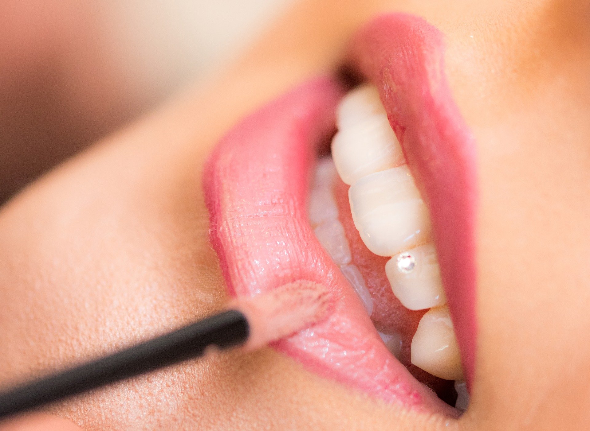 Mujer aplicándose labial. | Foto: Pixabay