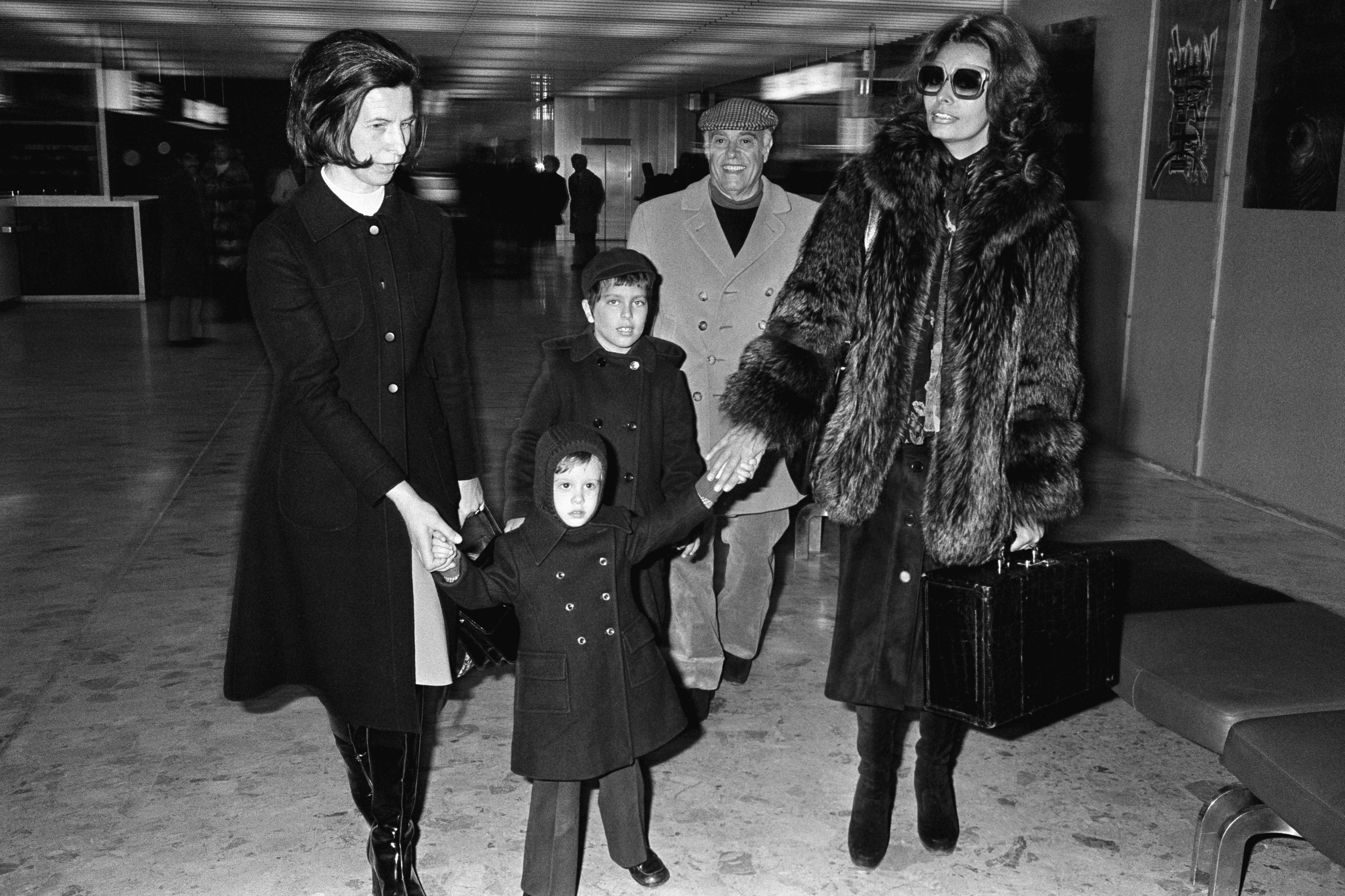 Sophia Loren, a guest, Carlo Ponti Sr., and their children Carlo Jr. and Edoardo Ponti leave Megève for Paris in 1976. | Source: James Andanson/Sygma/Getty Images