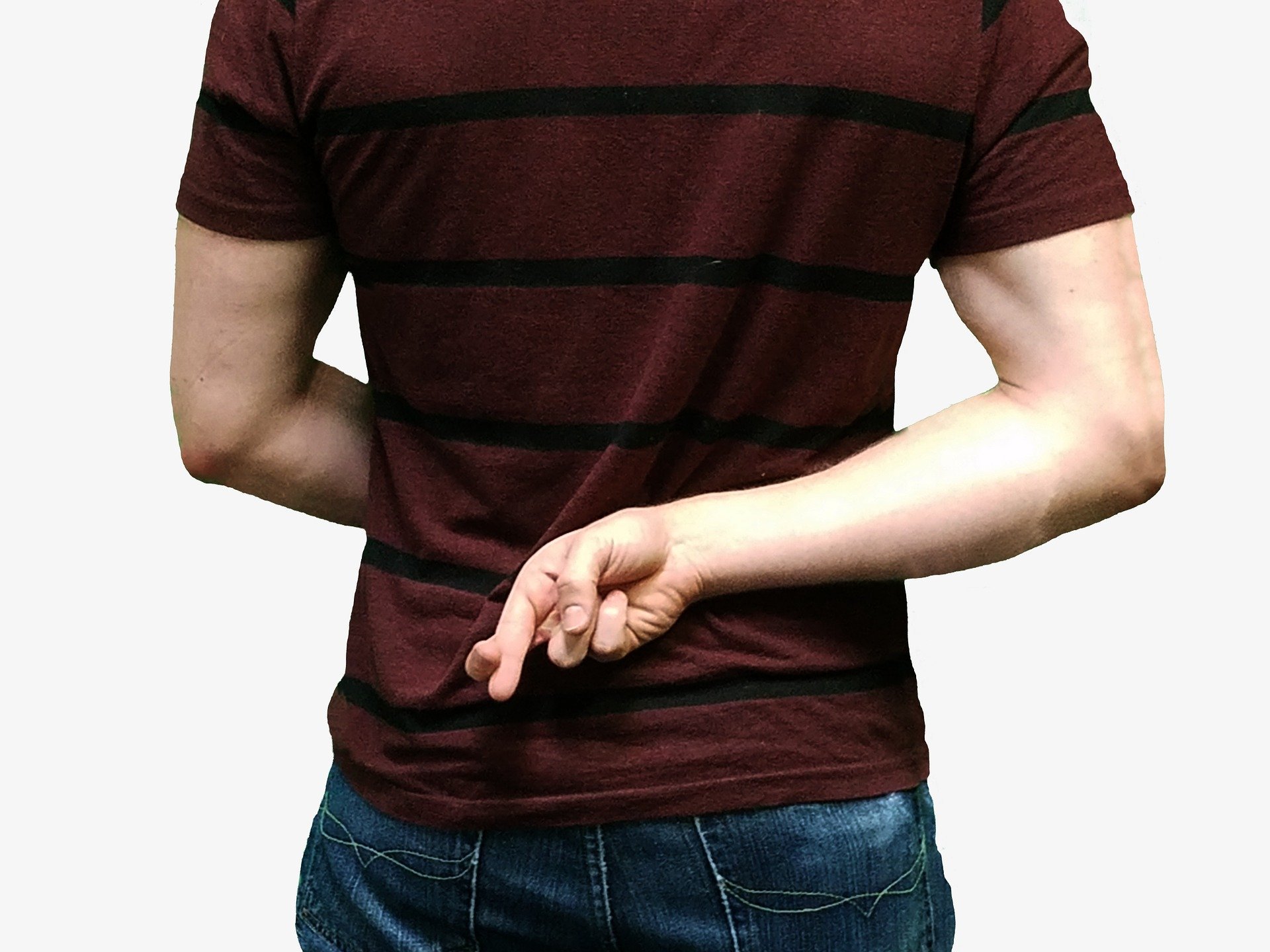Un homme avec les doigts croisés derrière le dos. | Photo : Pixabay Un homme avec les doigts croisés derrière le dos. | Photo : Pixabay