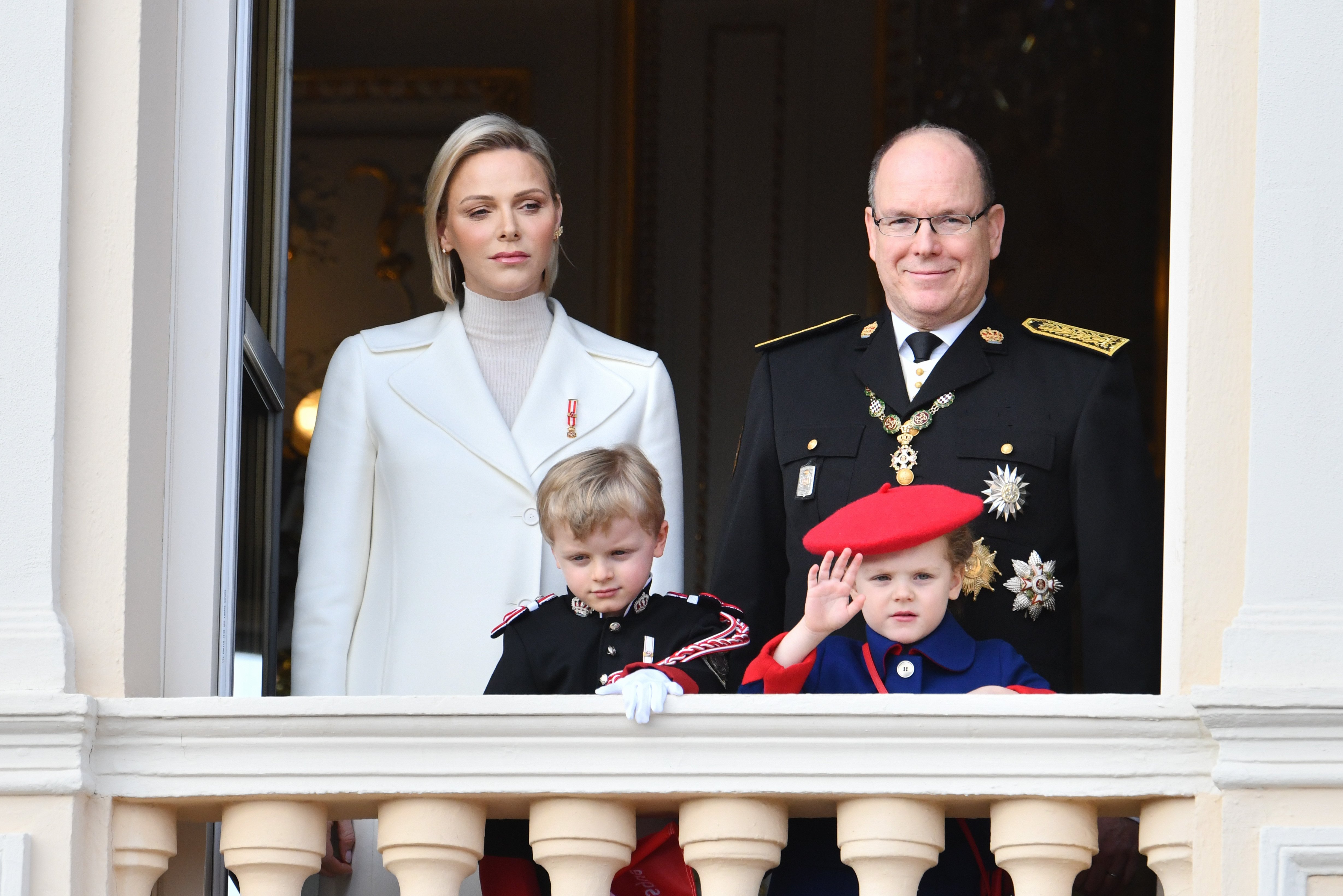 Prinzessin Charlene von Monaco und Prinz Albert II von Monaco mit Kindern Prinz Jacques von Monaco und Prinzessin Gabriella von Monaco posieren auf dem Palastbalkon während der Feierlichkeiten zum Nationalfeiertag von Monaco am 19. November 2019 in Monte-Carlo, Monaco | Quelle: Getty Images