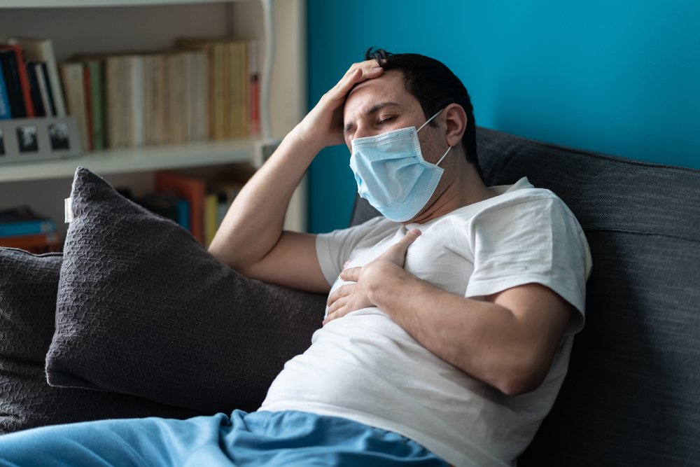 Hombre con mascarilla enfermo. | Foto: Shutterstock