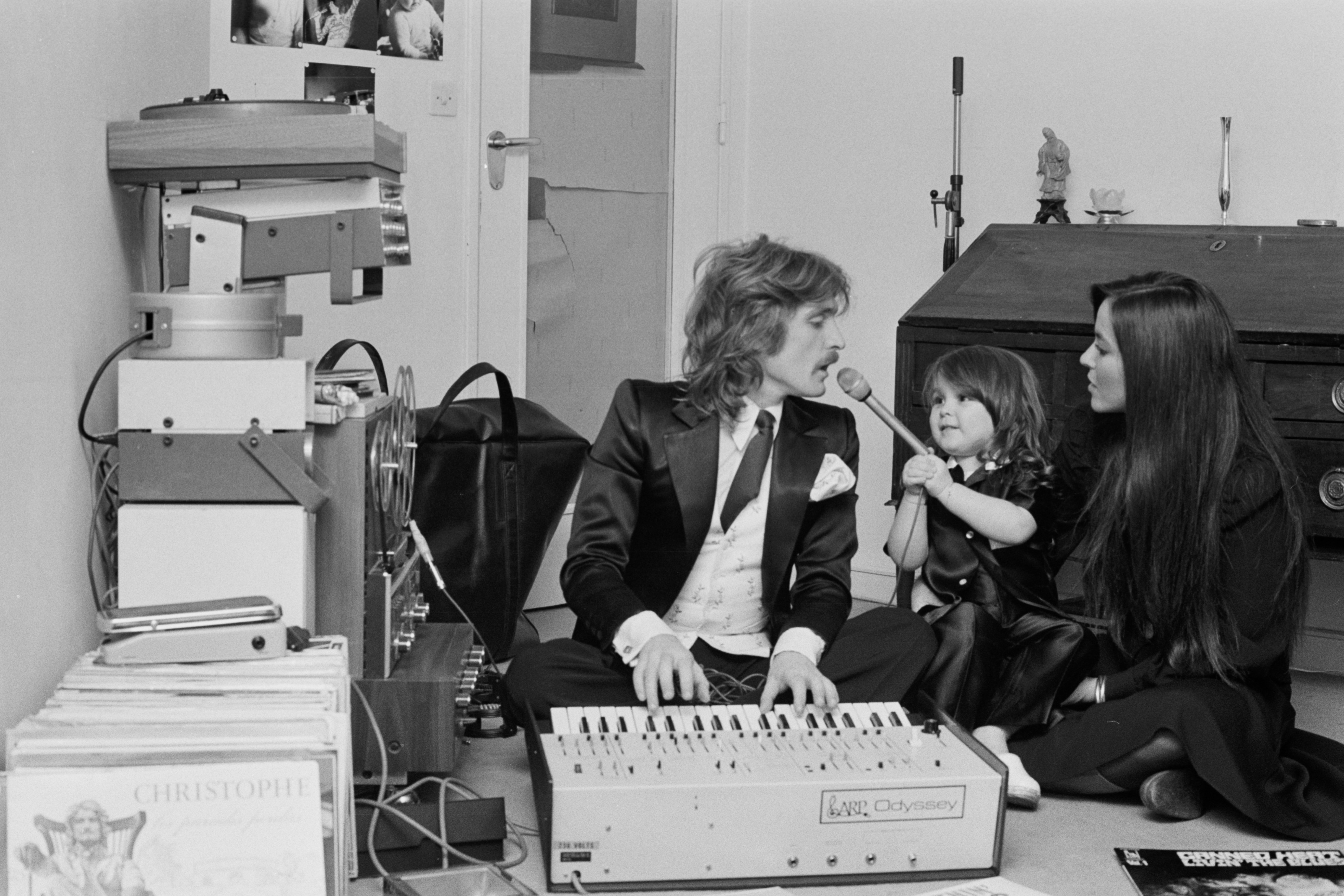 Le chanteur Christophe avec sa femme Véronique et leur fille Lucie chez eux à Paris le 11 février 1974, France. | Photo : Getty Images.