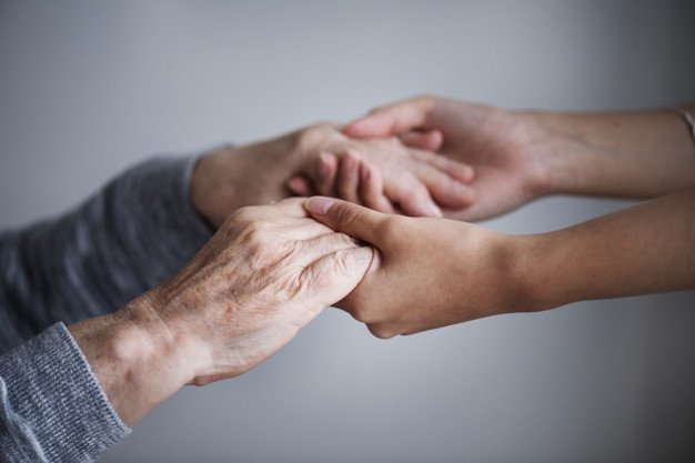 Les jeunes mains tiennent les mains d'une personne plus âgée. | Source : Freepik Les jeunes mains tiennent les mains d'une personne plus âgée. | Source : Freepik