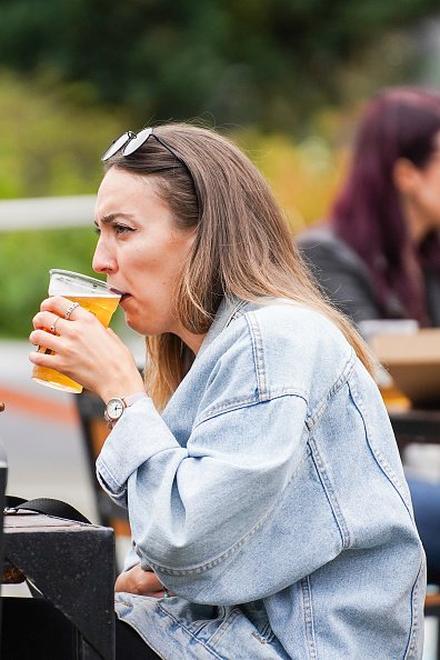 Une femme boit un thé glacé en pleine. |Photo : Getty Images. Une femme boit un thé glacé en pleine. |Photo : Getty Images.