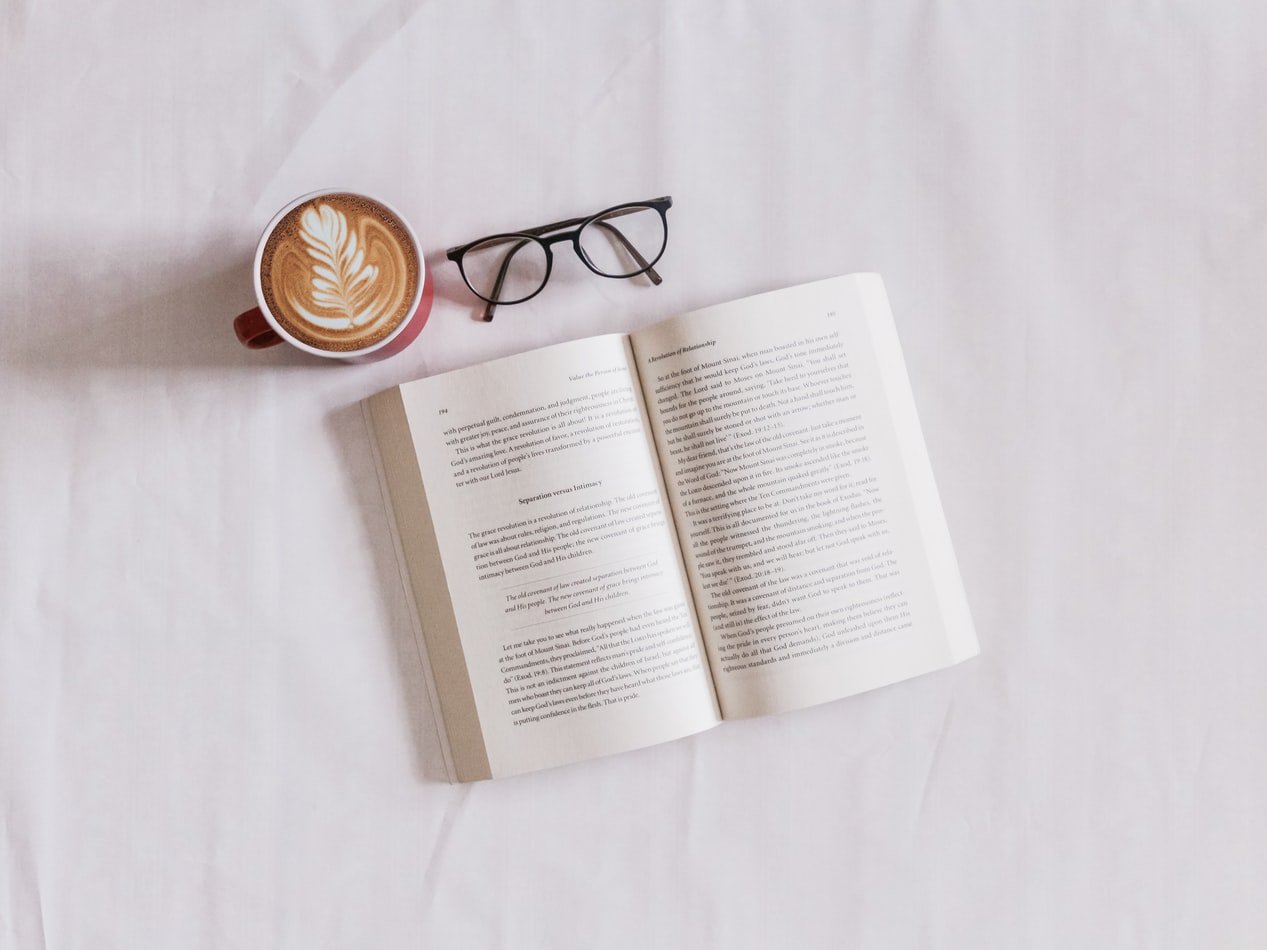 Un livre et un café. l Source : Unsplash