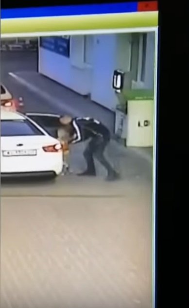 Aufnahmen einer Überwachungskamera zeigen den Täter und das Mädchen | Quelle: YouTube/ Поліція Київщини
