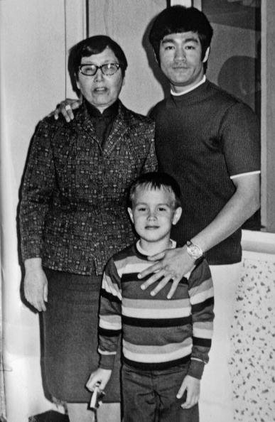 Bruce Lee, his mother, and Brandon Lee pose for a family snapshot circa 1970 in Los Angeles California. | Photo: Getty Images