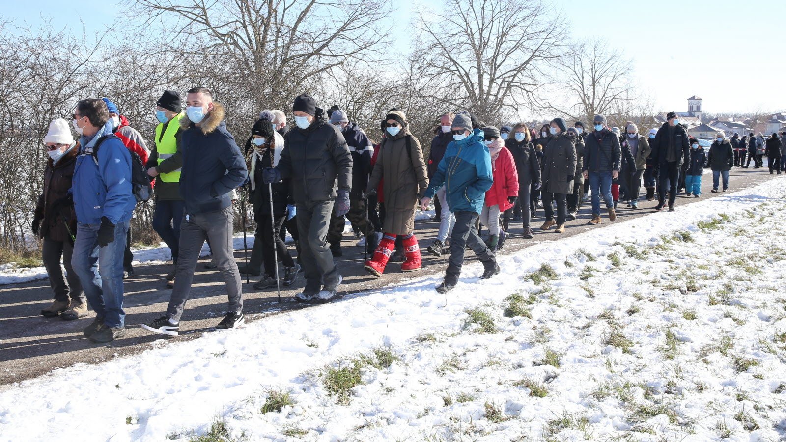 Des personnes qui font des recherches entre les arbres | Photo : Getty Images