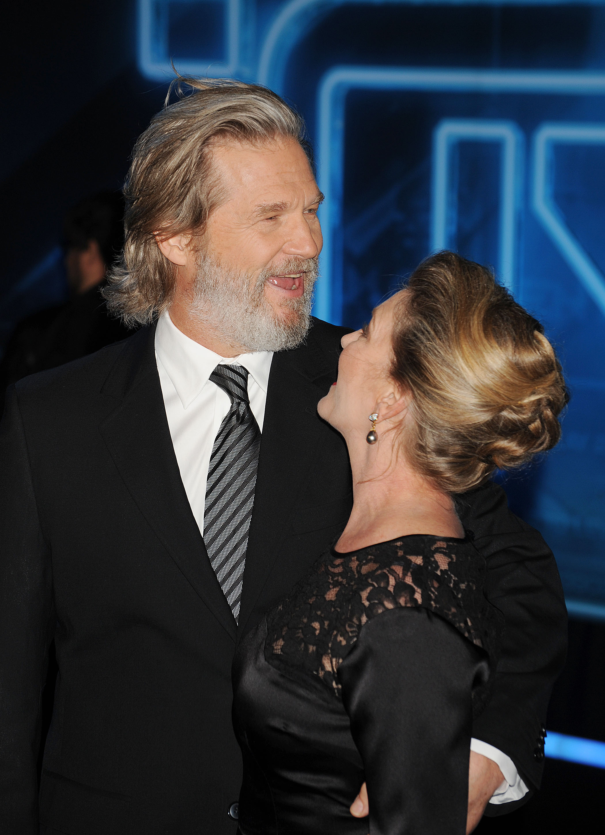 Jeff and Susan Bridges arrive at the World Premiere of "TRON Legacy" at the El Capitan Theatre in Hollywood, California on December 11, 2010. | Source: Getty Images