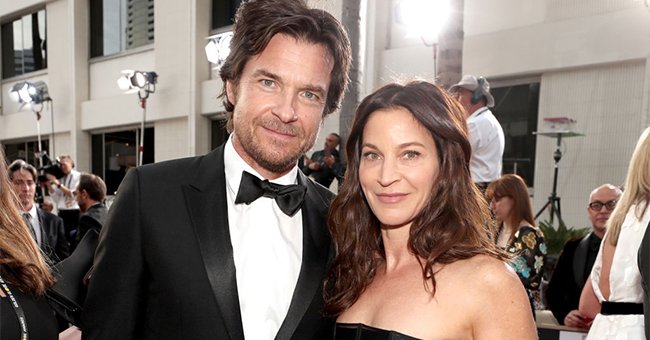 Jason Bateman and Amanda Anka during a red carpet event. | Source: Getty Images