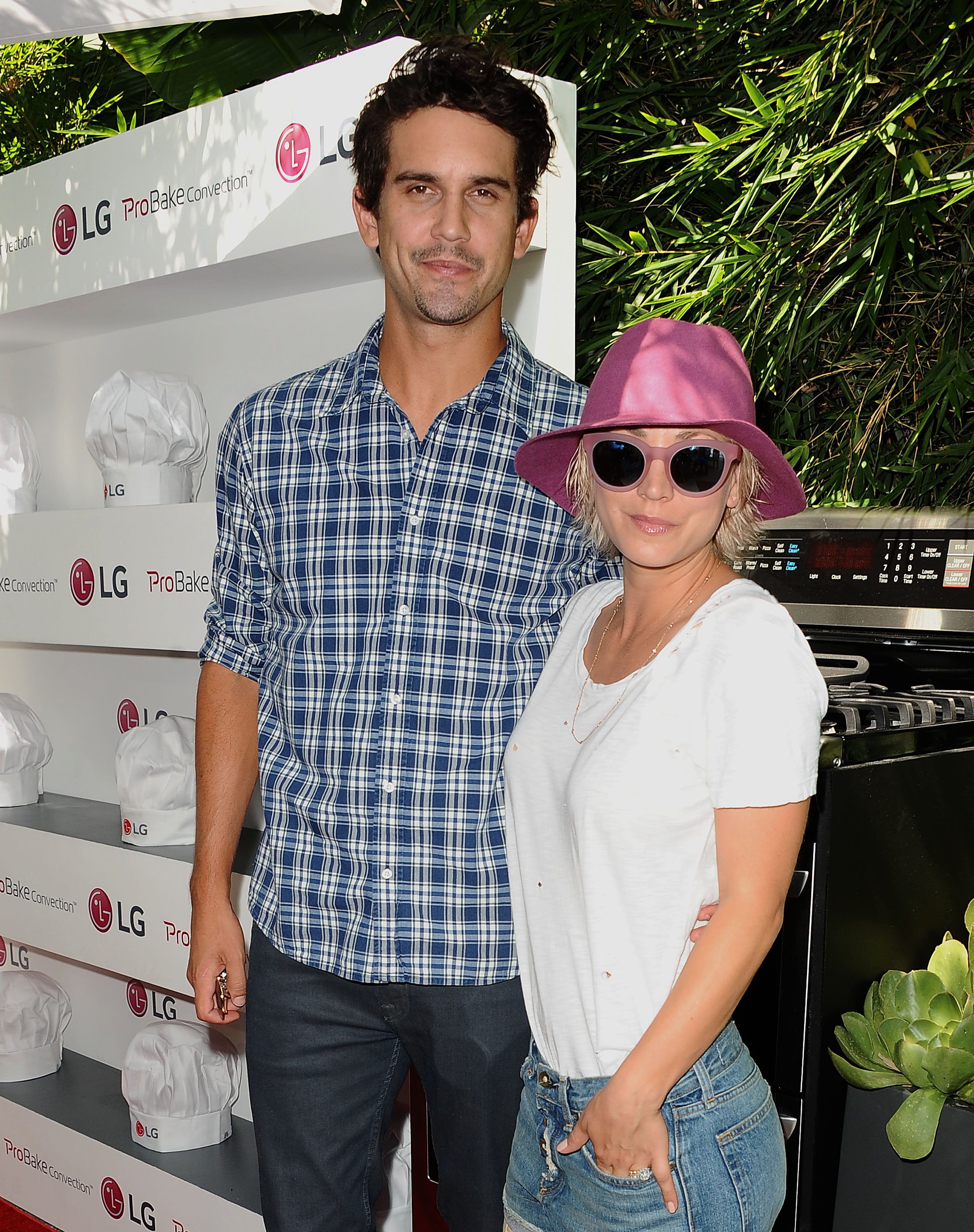 Ryan Sweeting y Kaley Cuoco en la serie de LG "Fam To Table" el 22 de agosto de 2015, en Culver City, California. | Foto: Getty Images
