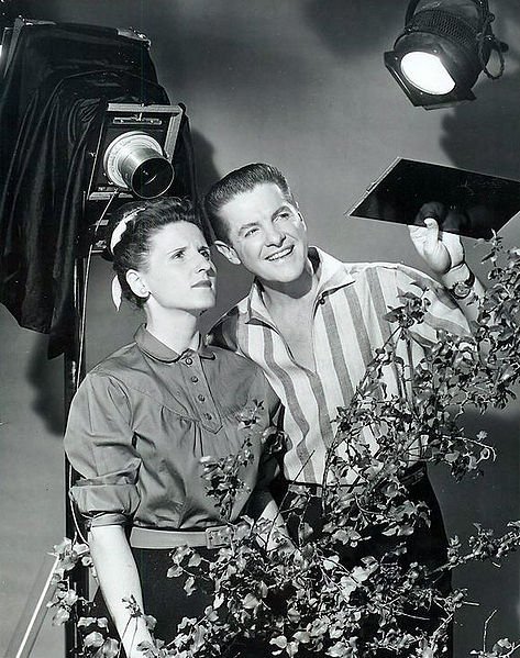 Publicity photo of Bob Cummings and Ann B. Davis from the television program The Bob Cummings Show. | Source: Wikimedia Commons