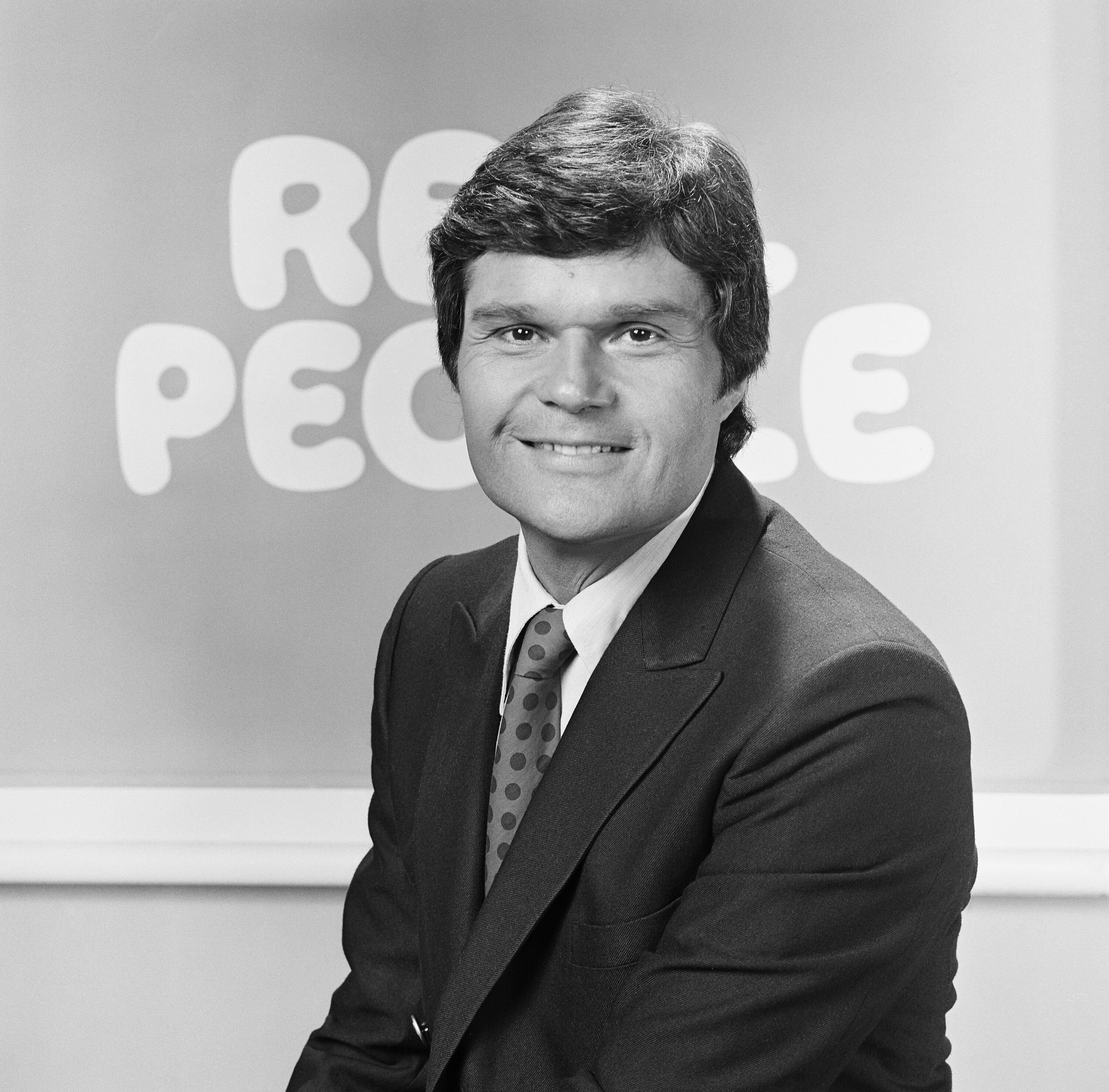 A younger Fred Willard on the set of reality television serious "Real People" during its third season in 1980-81 | Photo: Getty Images