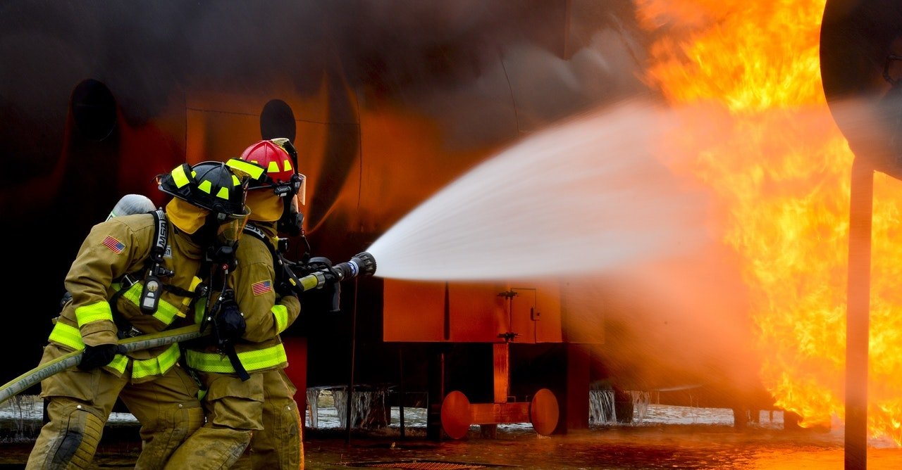  Firefighters on duty trying to put off a fire from a burning building | Photo: Pexels