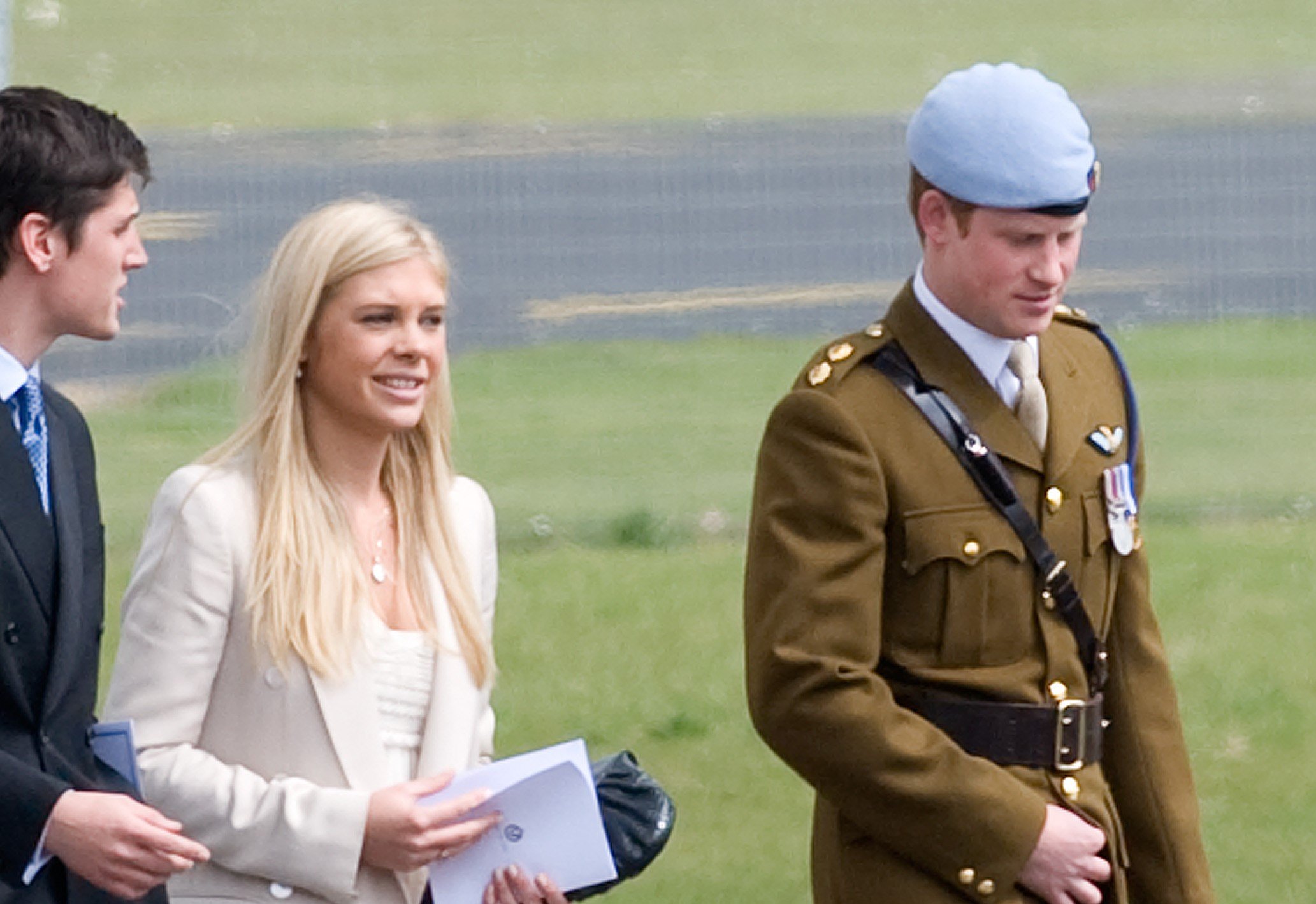 Chelsy Davy y el príncipe Harry en el Museo de Vuelo del Ejército el 7 de mayo de 2010 en Andover, Inglaterra. | Foto: Getty Images