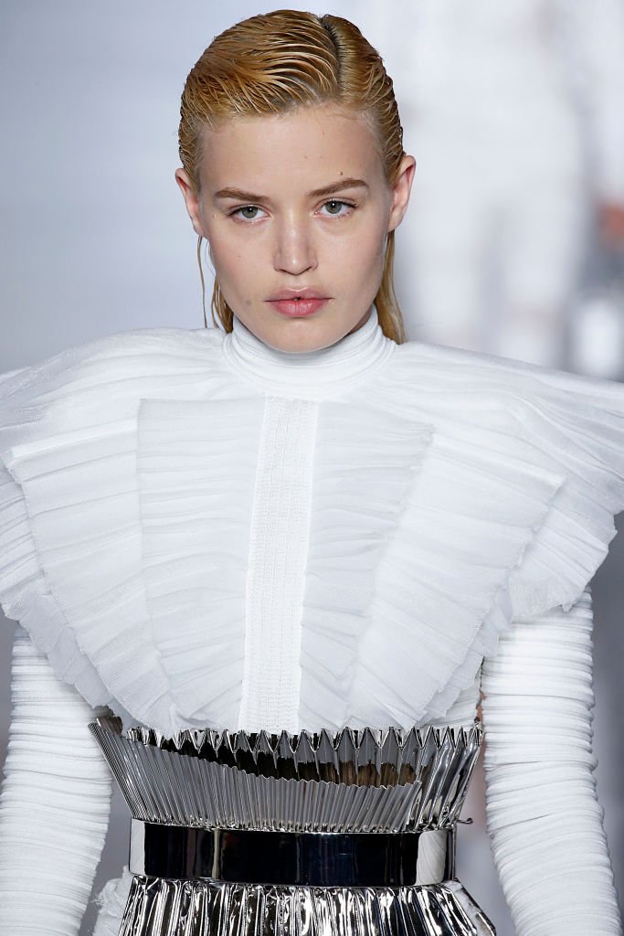 Georgia Jagger walks the runaway during the Balmain Fashion Show at Paris Fashion Week on September 28, 2018 in Paris, France| Photo: Getty Images