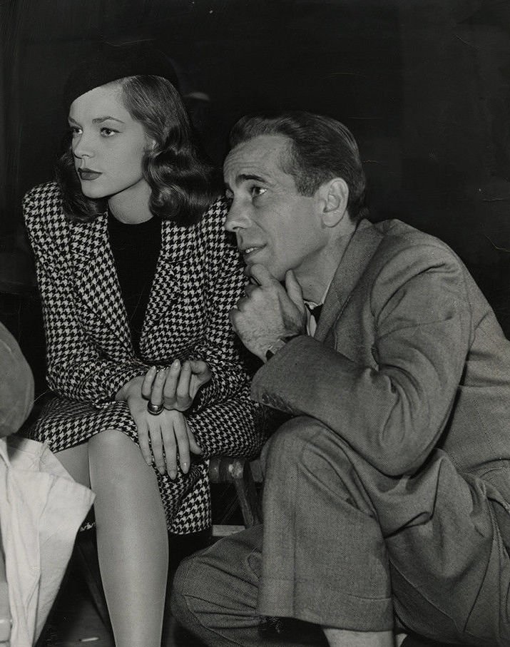 Lauren Bacall and Humphrey Bogart on set of "The Big Sleep." | Source: Wikimedia Commons