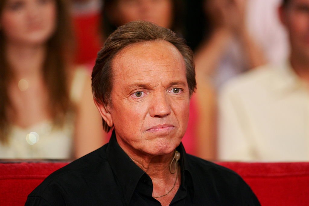 Frank Alamo sur l'émission Vivement Dimanche le 18 octobre 2006 à Paris, France. | Photo : Getty Images