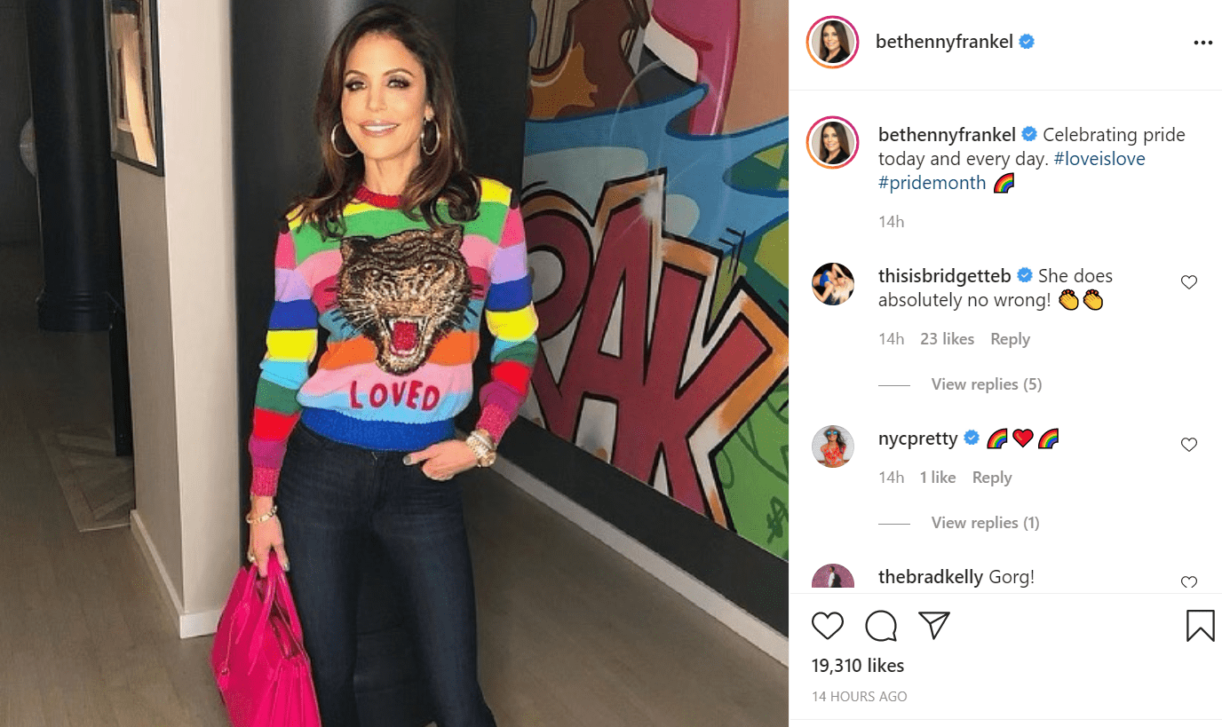 Pictured - Reality star Bethenny Frankel stuns a mutlicolored sweater in tribute to Pride Month | Source: Instagram/@bethennyfrankel