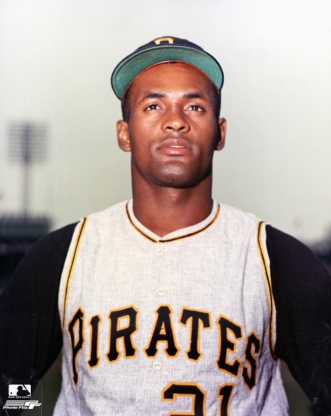 Roberto Clemente poses for a photo, circa 1960s. | Photo: Getty Images. 
