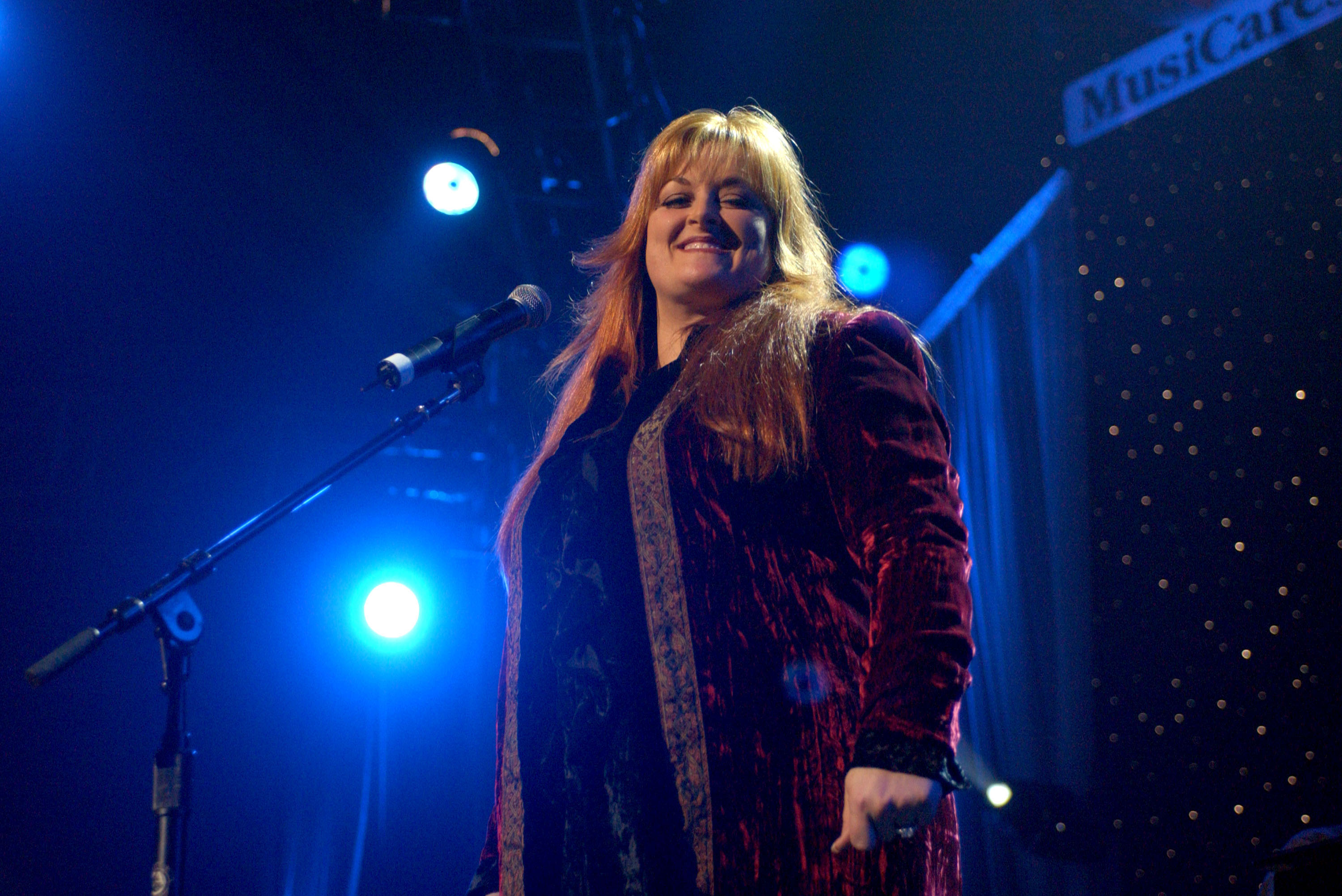 Wynonna Judd performing at the 46th Annual Grammy Awards on February 6, 2004. | Source: Getty Images