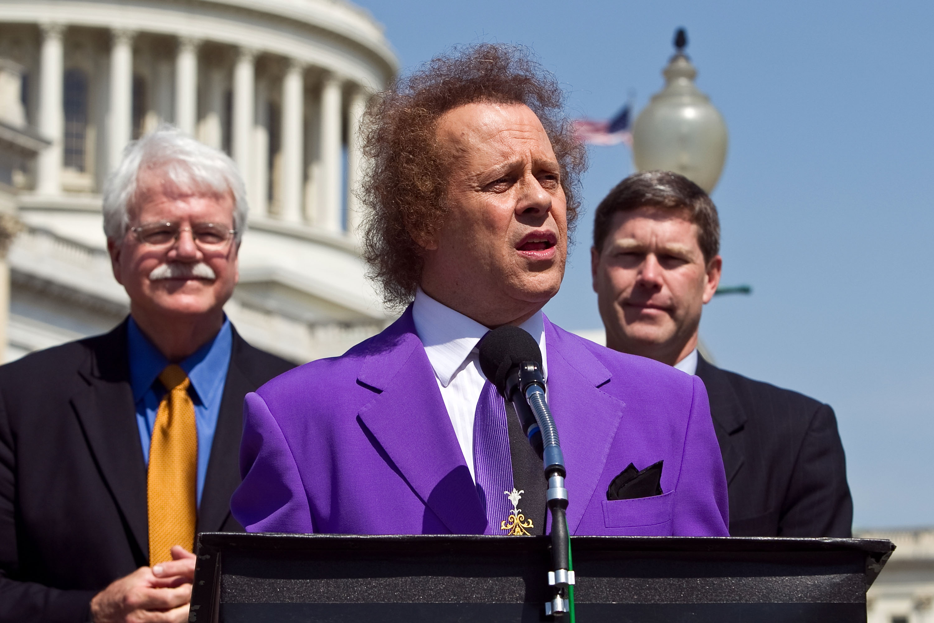 Richard Simmons (c), along with members of Congress at the US Capitol on April 22, 2010, in Washington, DC | Source: Getty Images