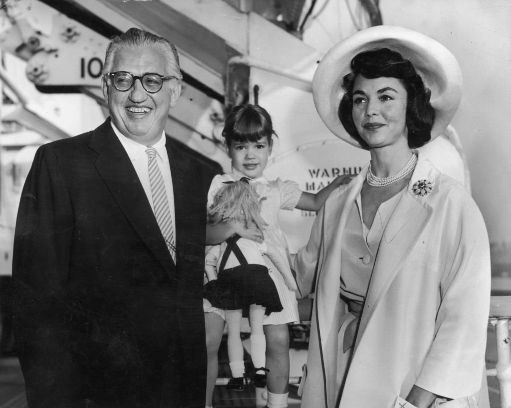 David O. Selznick (1902 - 1965) and his second wife, Jennifer Jones, with their three-year-old daughter, Mary Jennifer, aboard the "Queen Elizabeth." | Photo: Getty Images