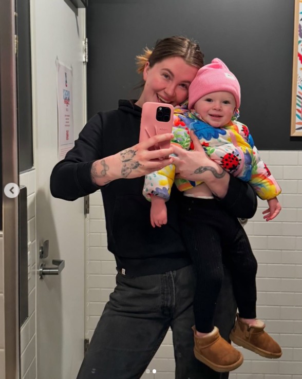 Ireland Baldwin posing with her daughter for a mirror selfie in a post dated January 15, 2025 | Source: Instagram/irelandirelandireland