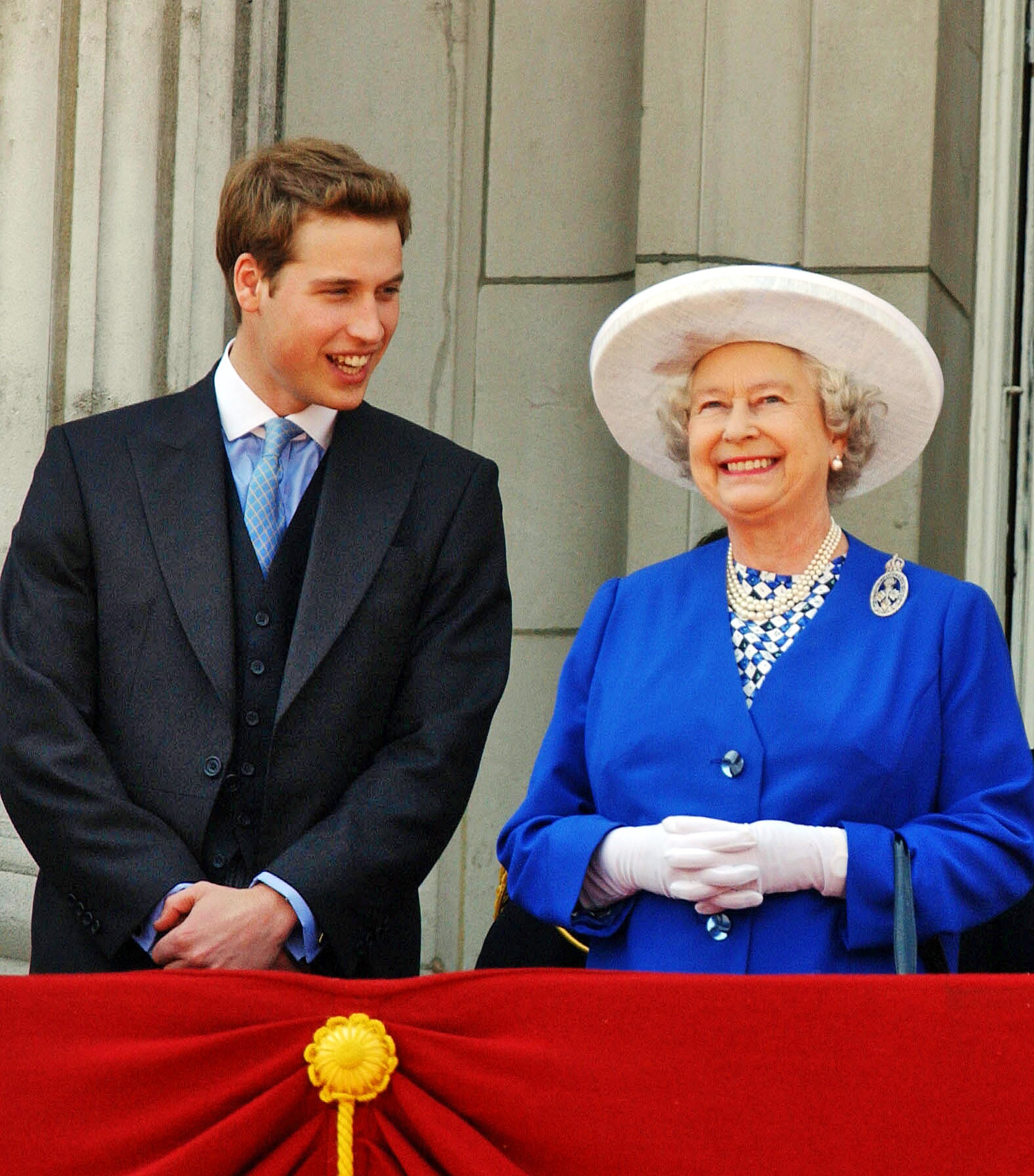Königin Elizabeth II. mit ihrem Enkel Prinz William beim Anschauen von Trooping of the Colour auf dem Balkon des Buckingham Palace am 14. Juni 2003 in London, England ┃Quelle: Getty Images