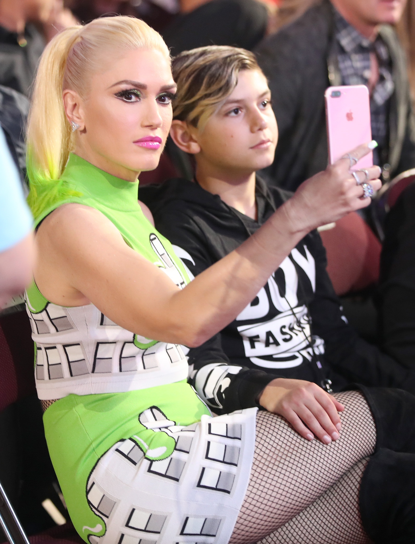 Gwen Stefani and Kingston Rossdale at the Nickelodeon's Kids' Choice Awards in Los Angeles, California on March 11, 2017 | Source: Getty Images