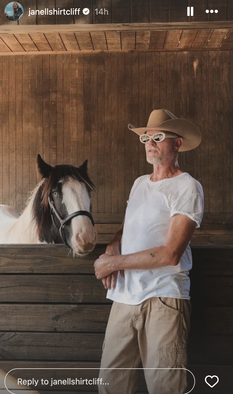 Eric Dane standing next to a horse, on a story posted on February 21, 2026 | Source: Instagram/janellshirtcliff
