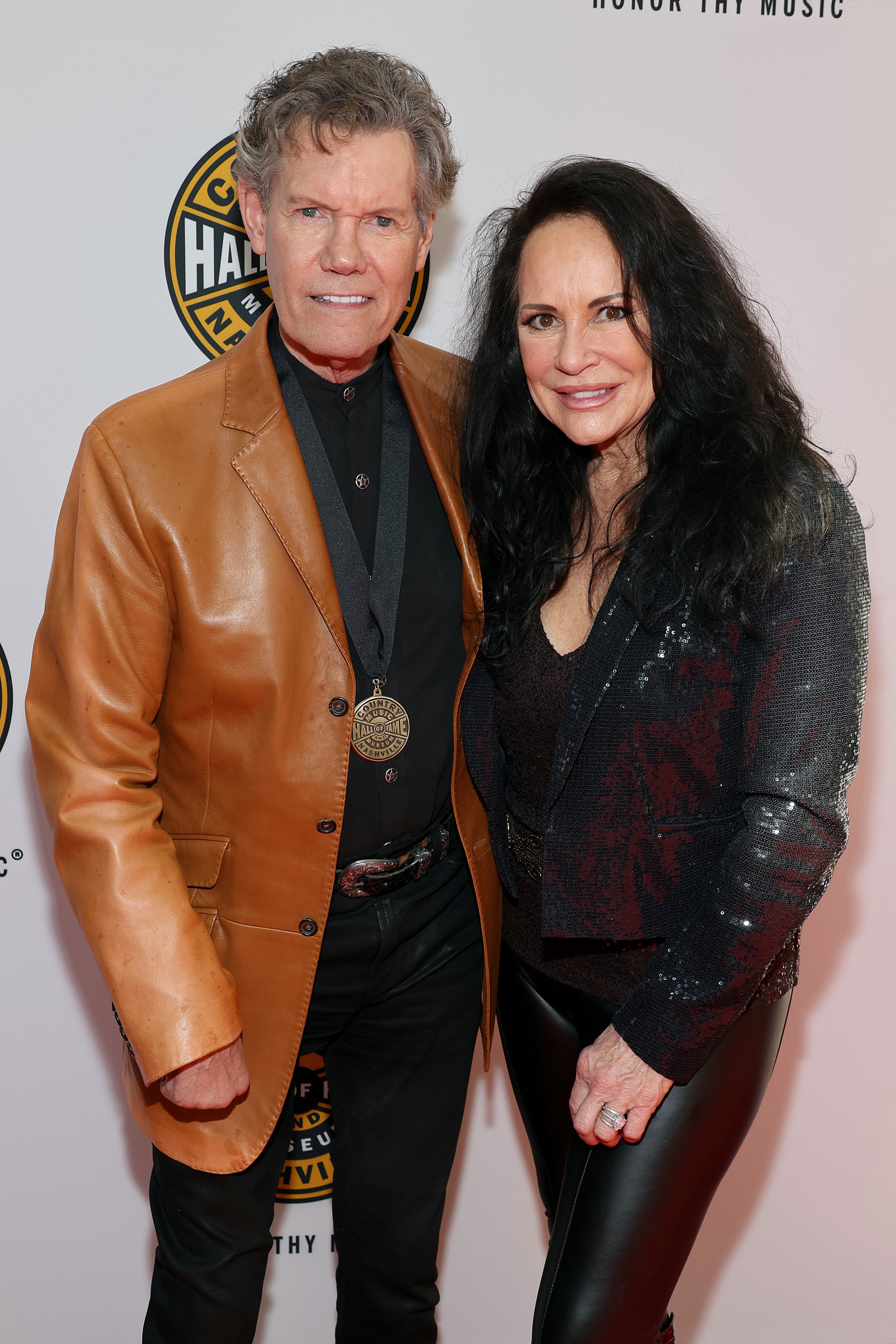 Randy Travis and Mary Beougher at the class of 2021 medallion ceremony on May 1, 2022, in Nashville | Source: Getty Images
